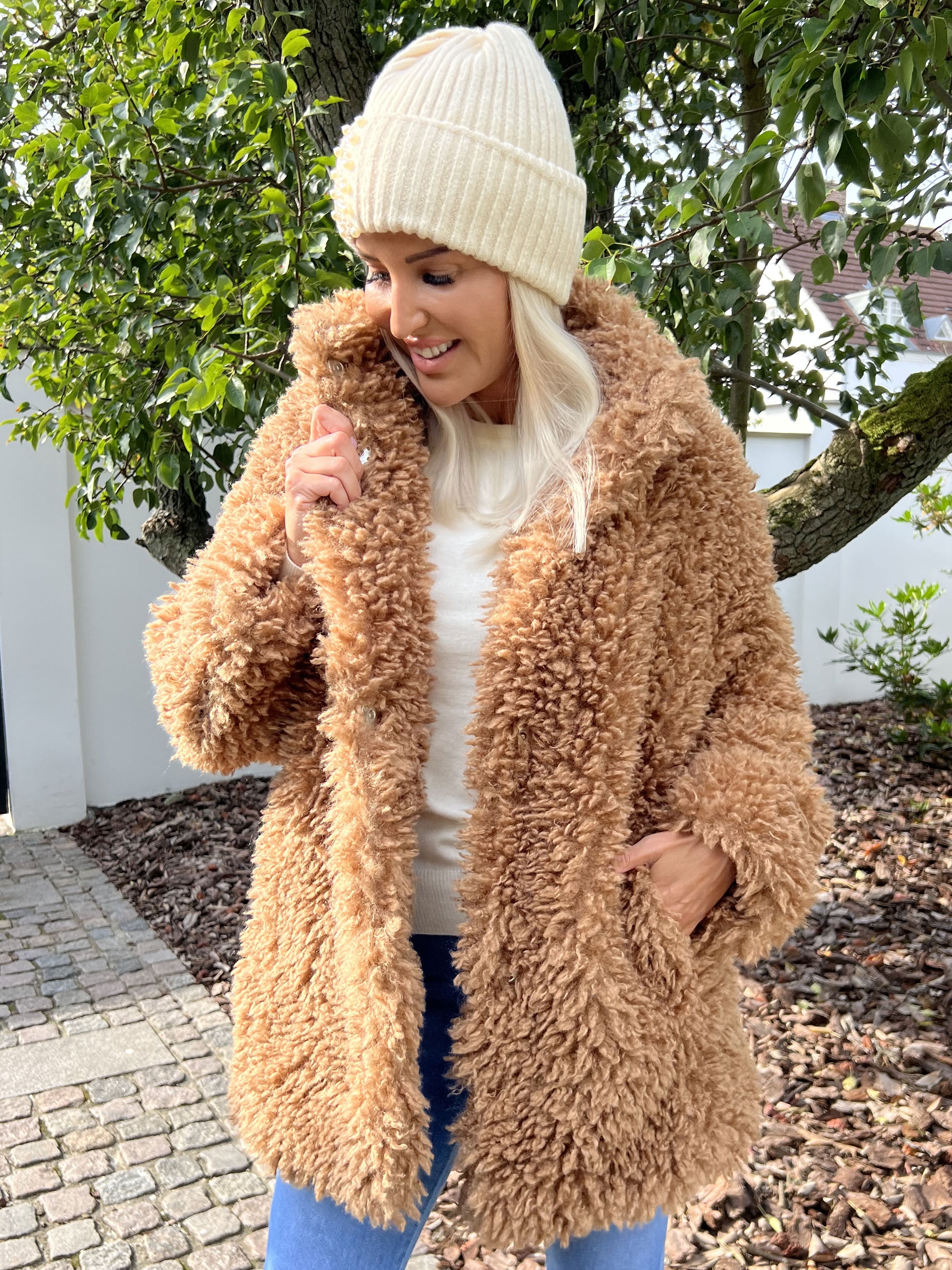 Alma - Jakke i plys med trykknapper og lommer